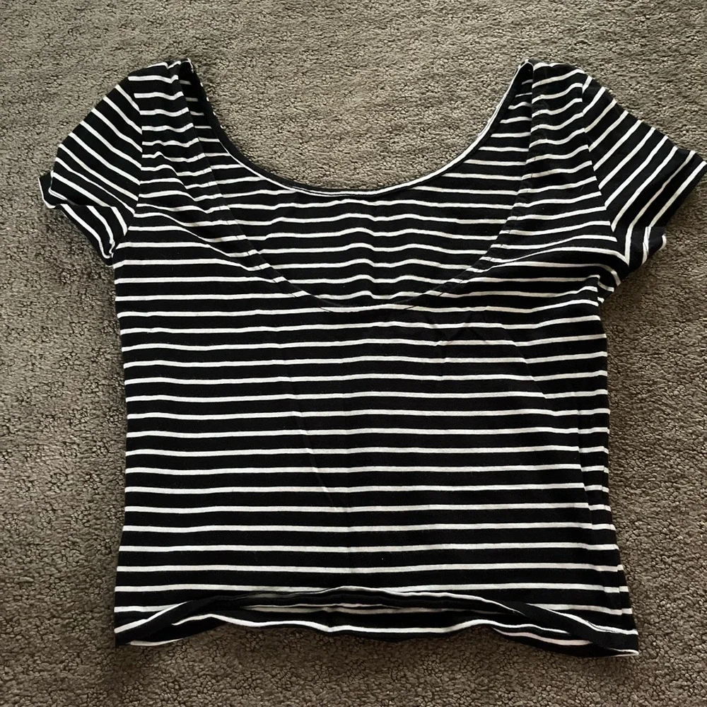 American Eagle Outfitters Black and White Fitted Short Sleeve Tee - Picture 2 of 2